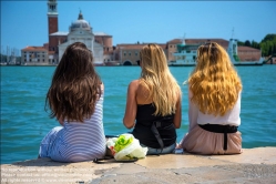 Viennaslide-06804120 Venedig, drei Mädchen - Venice, Three Girls