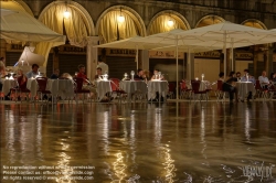 Viennaslide-06821206 Venedig, vom Acqua Alta überflutete Kaffeehausterrasse am Markusplatz // Venice, Flooded Terrace of a Cafe on Marcus Square