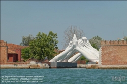 Viennaslide-06871938 Venedig, Biennale 2019, Building Bridges von Lorenzo Quinn // Venice, Biennale 2019, Building Bridges by Lorenzo Quinn