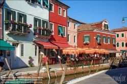 Viennaslide-06882138 Burano, venetisch Buran, ist mit einer Fläche von mehr als 21 ha eine der größeren und mit über 2700 Einwohnern eine der am dichtesten besiedelten Inseln in der Lagune von Venedig. Burano liegt nordöstlich des historischen Zentrums von Venedig. Eigentlich handelt es sich um eine Gruppe von vier, früher fünf nahe beisammenliegenden und durch acht Brücken verbundenen Inseln.