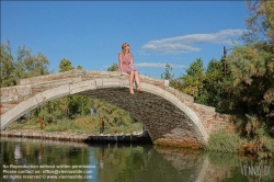 Viennaslide-06884148 Torcello ist eine Insel in der laguna morta, dem nördlichen Teil der Lagune von Venedig, in dem die Gezeiten nicht mehr bemerkbar sind. Torcello war von 638 bis 689 Sitz des Bischofs von Altinum und gewann schnell an Bedeutung als Zentrum von Politik und Handel. Zwar besteht heute nur noch eine Kirche, nämlich die Kathedrale, aber im Frühmittelalter entstanden darüber hinaus das Benediktinerkloster San Giovanni Evangelista, sowie die Kirche Sant’Andrea (Apostolo) di Torcello. Beide werden nur im Chronicon Altinate erwähnt.