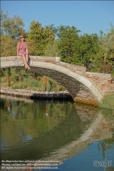 Viennaslide-06884153 Torcello ist eine Insel in der laguna morta, dem nördlichen Teil der Lagune von Venedig, in dem die Gezeiten nicht mehr bemerkbar sind. Torcello war von 638 bis 689 Sitz des Bischofs von Altinum und gewann schnell an Bedeutung als Zentrum von Politik und Handel. Zwar besteht heute nur noch eine Kirche, nämlich die Kathedrale, aber im Frühmittelalter entstanden darüber hinaus das Benediktinerkloster San Giovanni Evangelista, sowie die Kirche Sant’Andrea (Apostolo) di Torcello. Beide werden nur im Chronicon Altinate erwähnt.