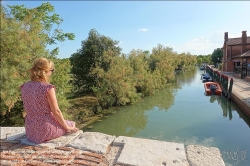 Viennaslide-06884155 Torcello ist eine Insel in der laguna morta, dem nördlichen Teil der Lagune von Venedig, in dem die Gezeiten nicht mehr bemerkbar sind. Torcello war von 638 bis 689 Sitz des Bischofs von Altinum und gewann schnell an Bedeutung als Zentrum von Politik und Handel. Zwar besteht heute nur noch eine Kirche, nämlich die Kathedrale, aber im Frühmittelalter entstanden darüber hinaus das Benediktinerkloster San Giovanni Evangelista, sowie die Kirche Sant’Andrea (Apostolo) di Torcello. Beide werden nur im Chronicon Altinate erwähnt.