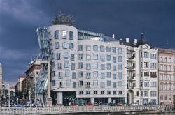 Viennaslide-07112150 Prag, Tanzendes Haus von Frank Gehry an der Moldau - Prague, Dancing House by Frank Gehry