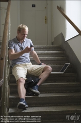 Viennaslide-62000003 Junger Mann mit Laptop im Stiegenhaus - Young Man with Laptop at Staircase