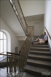 Viennaslide-62000007 Junger Mann mit Laptop im Stiegenhaus - Young Man with Laptop at Staircase