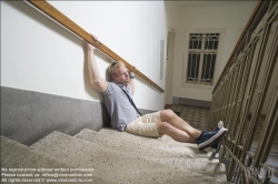 Viennaslide-62000013 Junger Mann mit Laptop im Stiegenhaus - Young Man with Laptop at Staircase