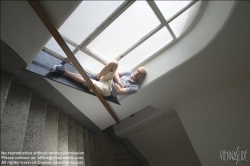 Viennaslide-62000014 Junger Mann mit Laptop im Stiegenhaus - Young Man with Laptop at Staircase