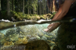 Viennaslide-67411734 Mädchen im Wasser, Kneippkur - Girl in River, Kneipp Therapy