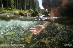 Viennaslide-67411736 Mädchen im Wasser, Kneippkur - Girl in River, Kneipp Therapy