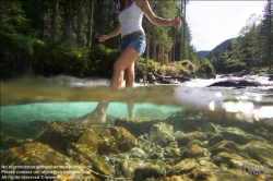 Viennaslide-67411756 Mädchen im Wasser, Kneippkur - Girl in River, Kneipp Therapy