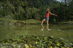 Viennaslide-67411763 Mädchen im Wasser, Kneippkur - Girl in River, Kneipp Therapy