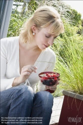 Viennaslide-72000255 Mädchen mit Beeren - Girl with Berries