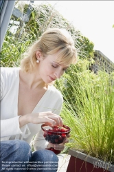 Viennaslide-72000256 Mädchen mit Beeren - Girl with Berries