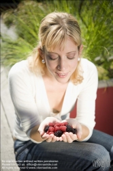 Viennaslide-72000260 Mädchen mit Beeren - Girl with Berries