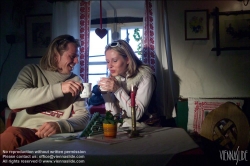 Viennaslide-93115153 Apres-Ski, junges Paar in einer Berghütte - Apres-Ski, Young Couple in a Mountain Cabin